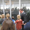 De kinderen krijgen een rondleiding van de burgemeester door het gemeentehuis