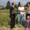 Wethouder Cor van den Berg feliciteert familie Bruggeman