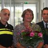 Burgemeester Ton Strien overhandigt Dolfien Posthoorn bloemen bij haar afscheid