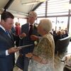 Burgemeester Ton Strien overhandigt de heer en mevrouw Timmerman een ingelijste huwelijksakte