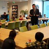 Burgemeester Ton Strien vertelt de leerlingen over de gemeente Olst-Wijhe