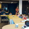 Burgemeester Ton Strien ontvangt leerlingen van obs Ter Stege school uit Olst in gemeentehuis in Wijhe.