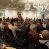 Een volle zaal bij de bijeenkomst over vliegroutes Lelystad Olst-Wijhe