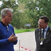 Burgemeester Ton Strien onthult informatiepaneel Hengforden met Peter Laan.