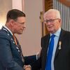 Burgemeester Ton Strien feliciteert de heer De Just met zijn benoeming tot Lid in de Orde van Oranje-Nassau Olst-Wijhe