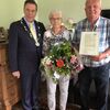 Burgemeester Ton Strien feliciteert echtpaar Holtkuile-Hoogenkamp Olst-Wijhe