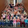 De jongste leerlingen van CBS Prins Willem Alexander brengen bezoek aan gemeente Olst-Wijhe