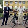 Wethouder Hans Olthof met de eerste fietskaarten door Olst-Wijhe